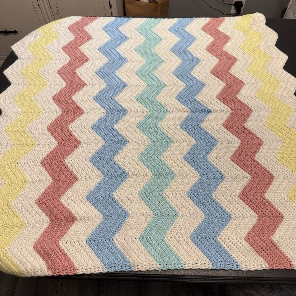 Vtg Baby Afghan Blanket in pink, white, yellow, blue - handmade Zig-zag‎